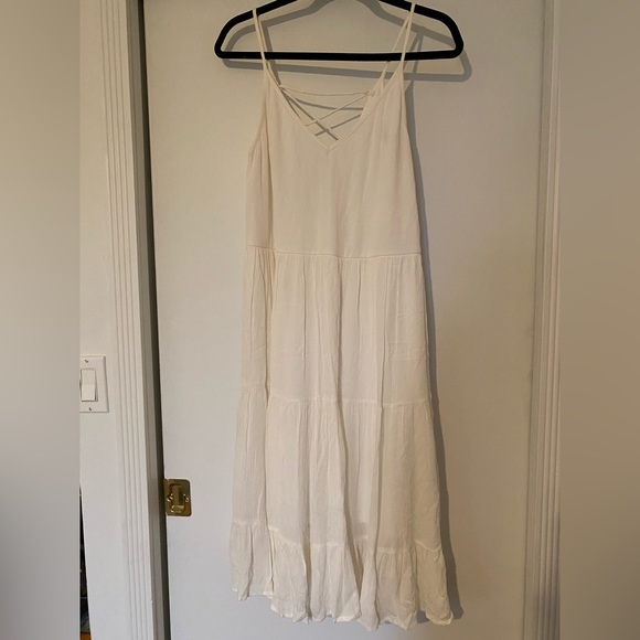 White flowy layered summer dress. Like new condition only work once - Picture 3 of 4